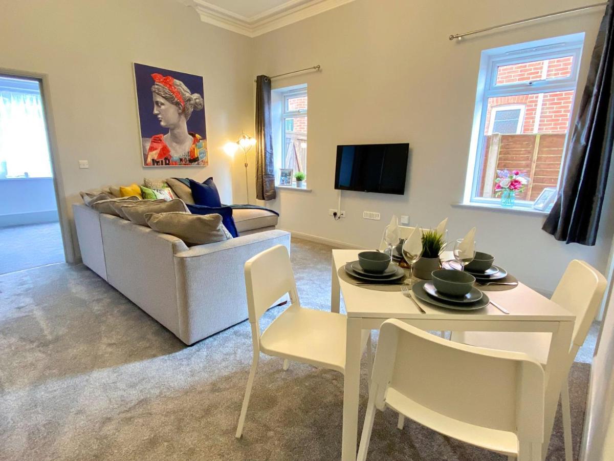 Beautiful Apartment - 5 Minute Walk To The Best Beach! - Great Location - Parking - Fast Wifi - Smart Tv - Newly Decorated - Sleeps Up To 4! Close To Bournemouth & Poole Town Centre Exterior foto