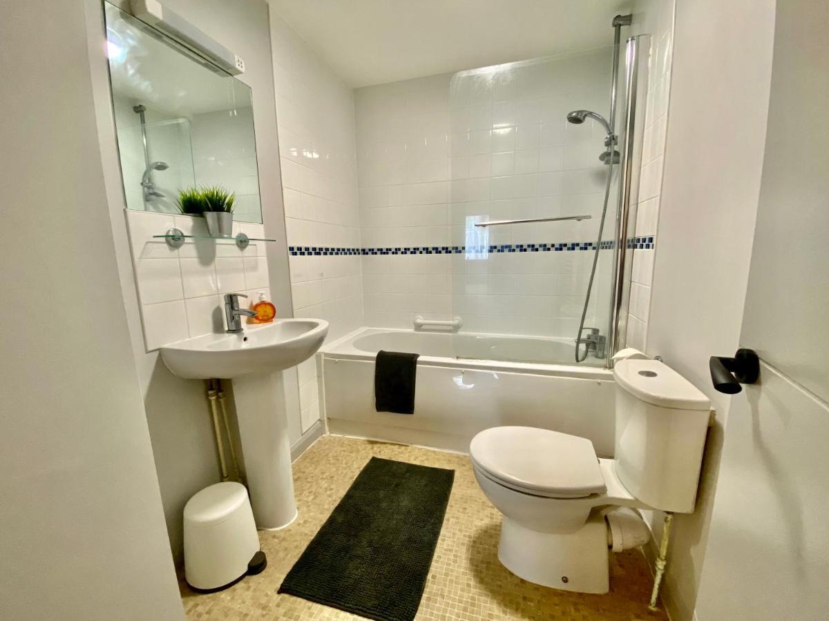 Beautiful Apartment - 5 Minute Walk To The Best Beach! - Great Location - Parking - Fast Wifi - Smart Tv - Newly Decorated - Sleeps Up To 4! Close To Bournemouth & Poole Town Centre Exterior foto